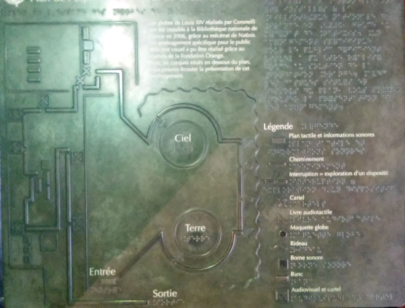 une carte tactile qui décrit la salle des globes